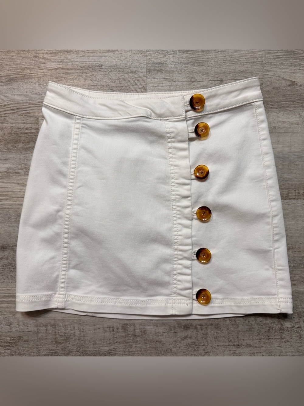 Free People “Little Daisies” Button Front White Denim Mini Skirt Size 4